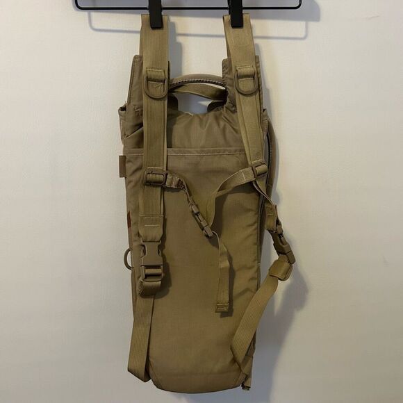 CamelBak Maximum Gear Tactical Backpack Desert Camo Hydration Pack Missing bite - Picture 8 of 8